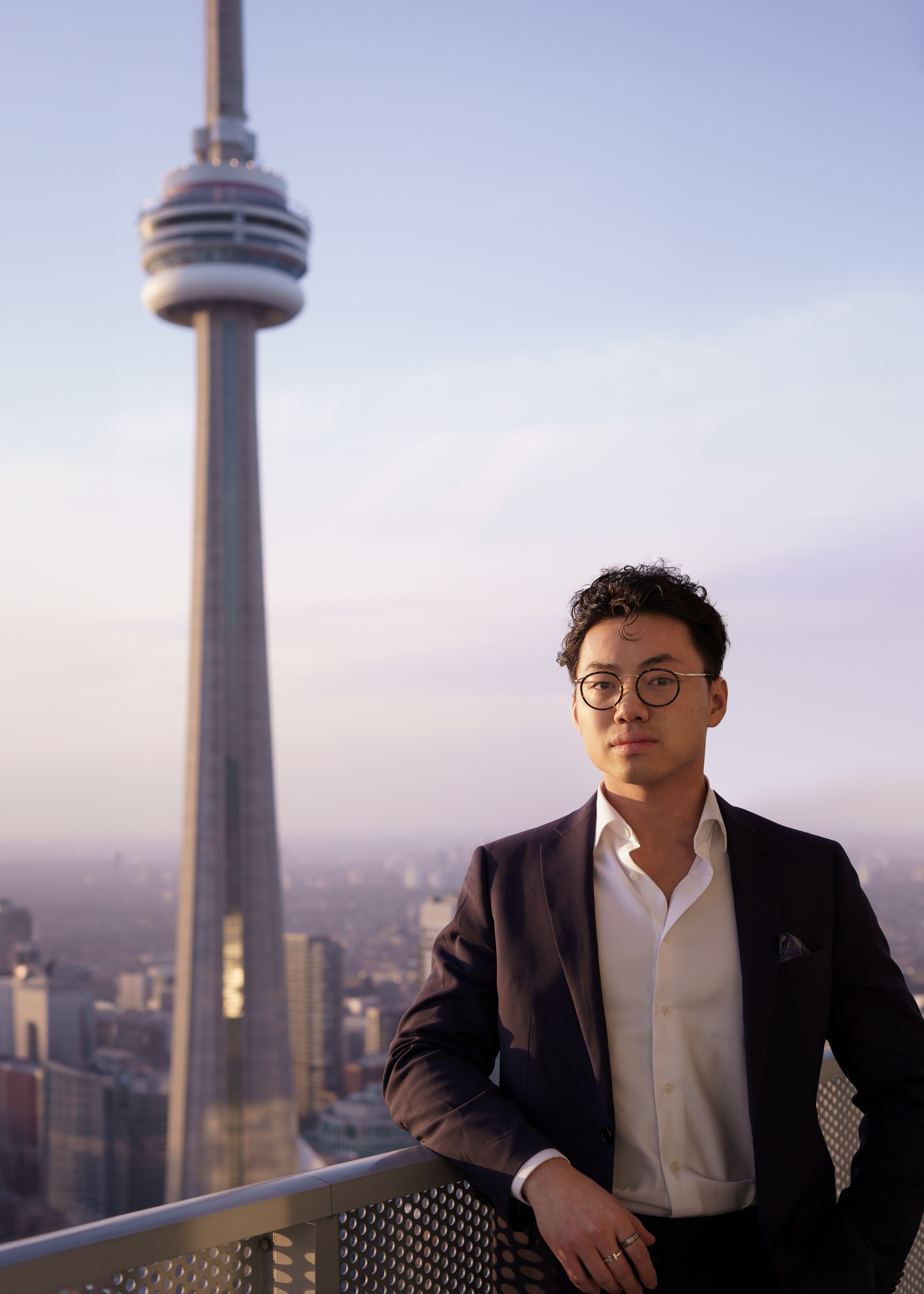 Peter Law,多伦多房地产销售代表,身后是 CN 塔。